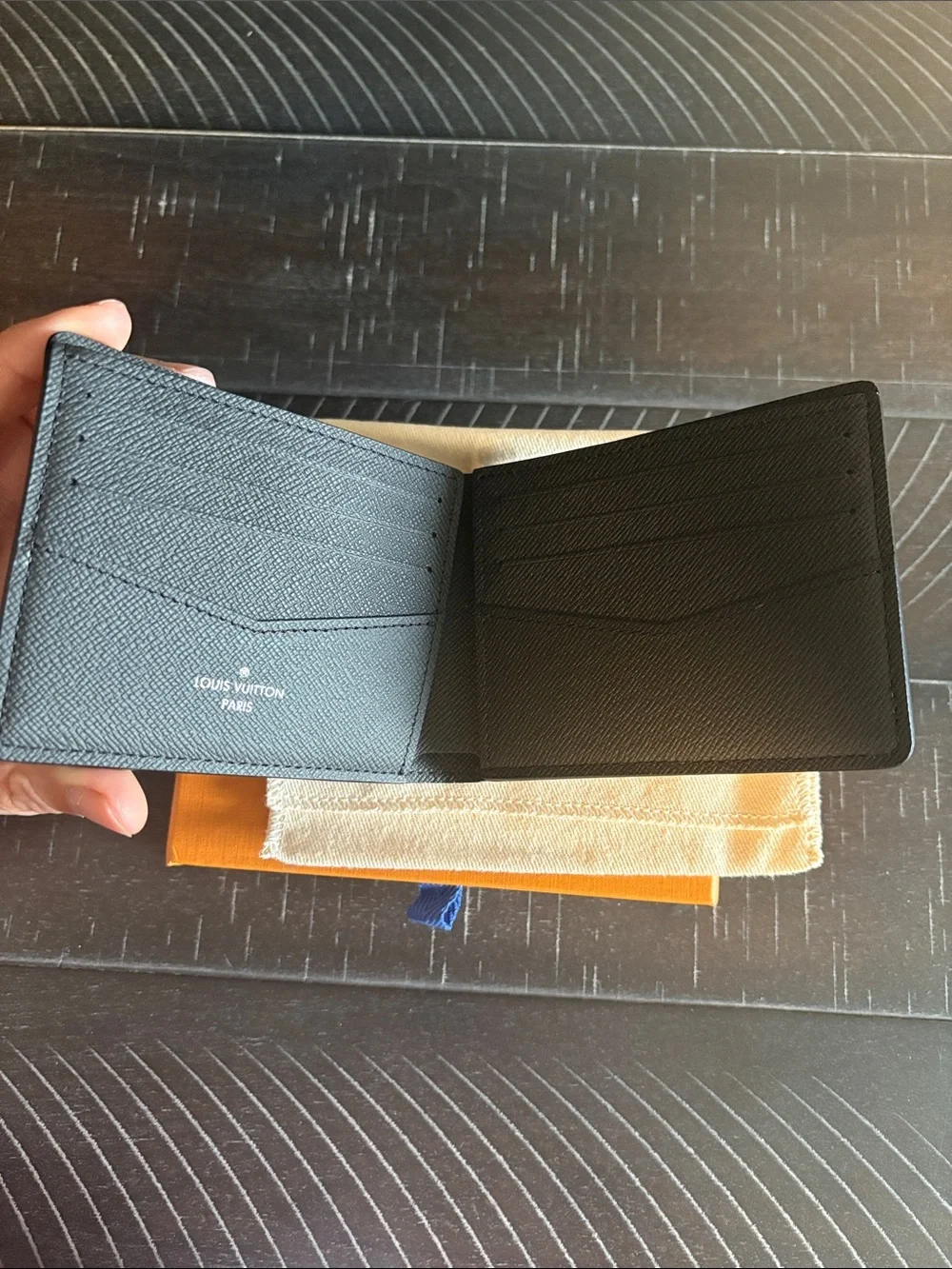 Louis Vuitton Men’s Wallet. - Picture 4 of 6